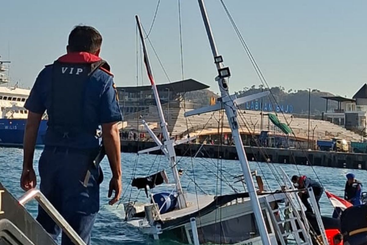 Tim tanggap darurat mengevakuasi kapal pinisi tenggelam di Labuan Bajo