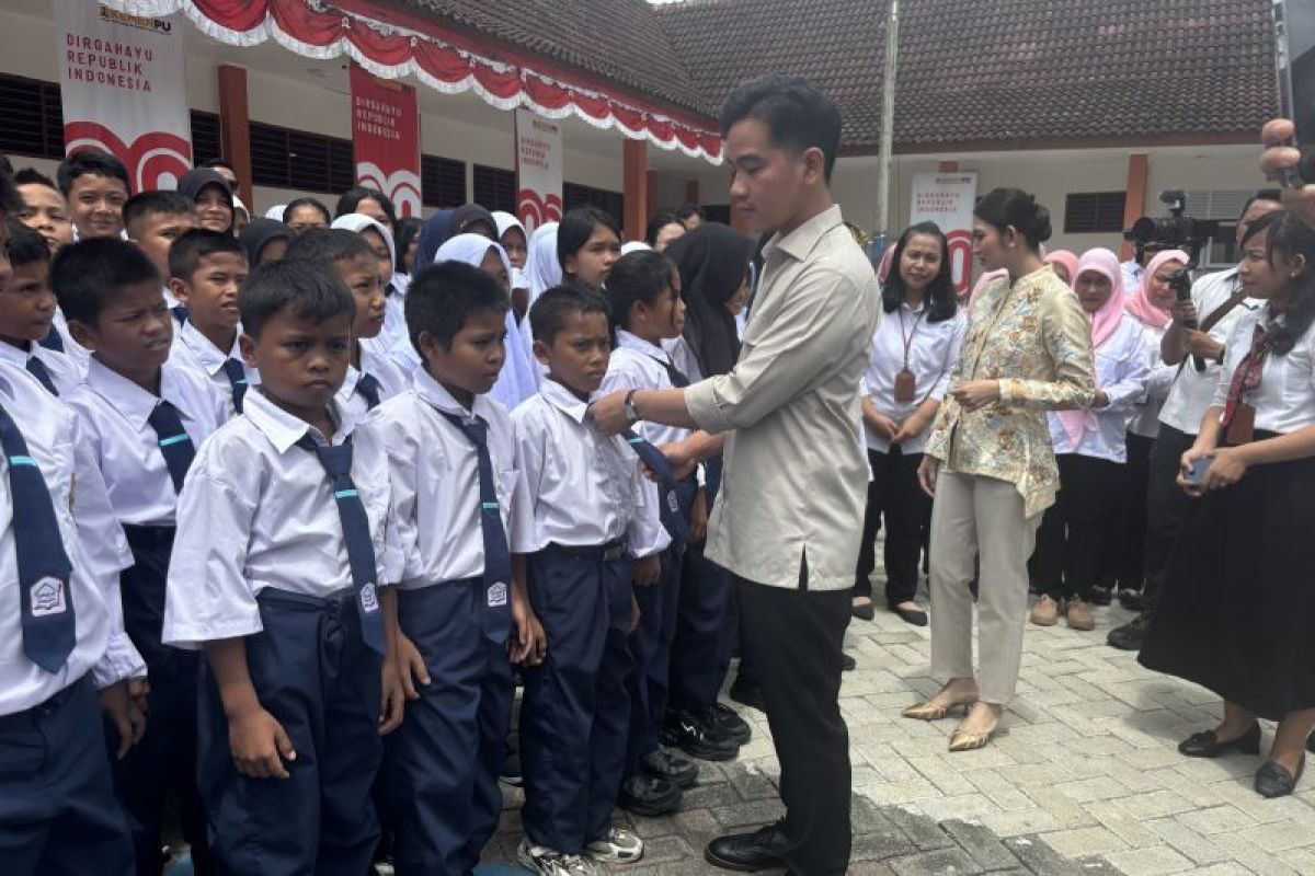 Gibran perbaiki dasi siswa saat tinjau Sekolah Rakyat di Deli Serdang