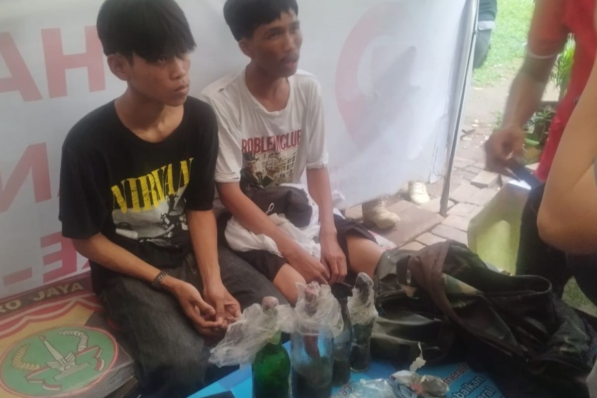 Dua pelajar bawa bom molotov ditangkap saat hendak unjuk rasa di DPR