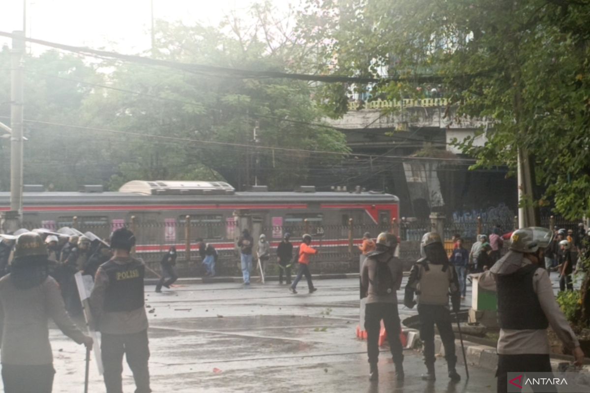 Petugas pukul mundur massa aksi ke kolong flyover Pejompongan