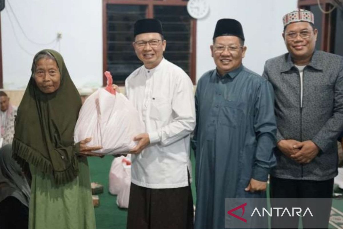 Bangka Tengah salurkan sembako dan santunan anak yatim