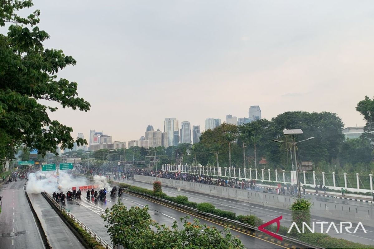 Mahasiswa bentrok dengan aparat pengamanan