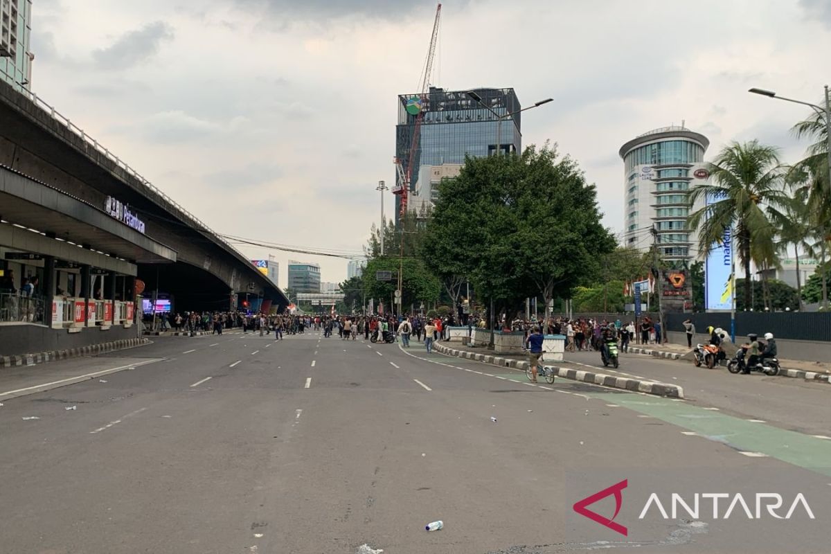 Situasi di depan Gedung DPR MPR/RI sepi usai massa dipukul mundur