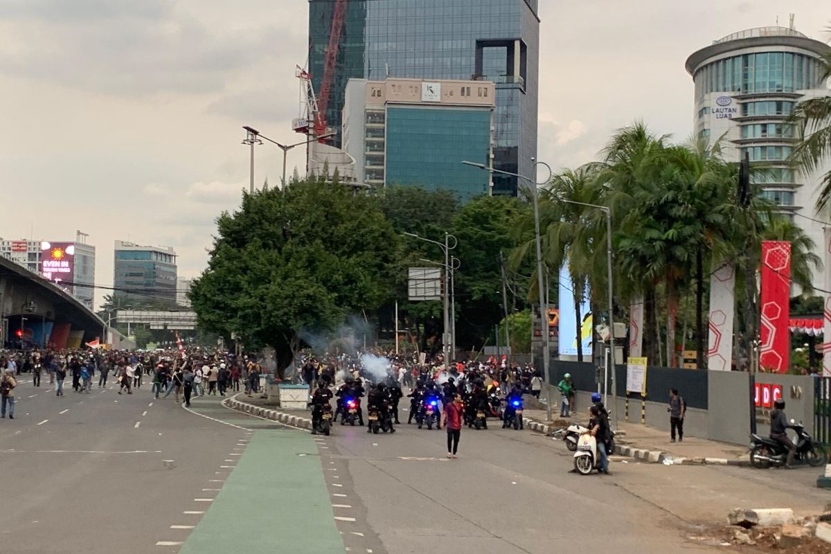 Polisi tembakan gas air mata urai massa aksi menuju Pejompongan