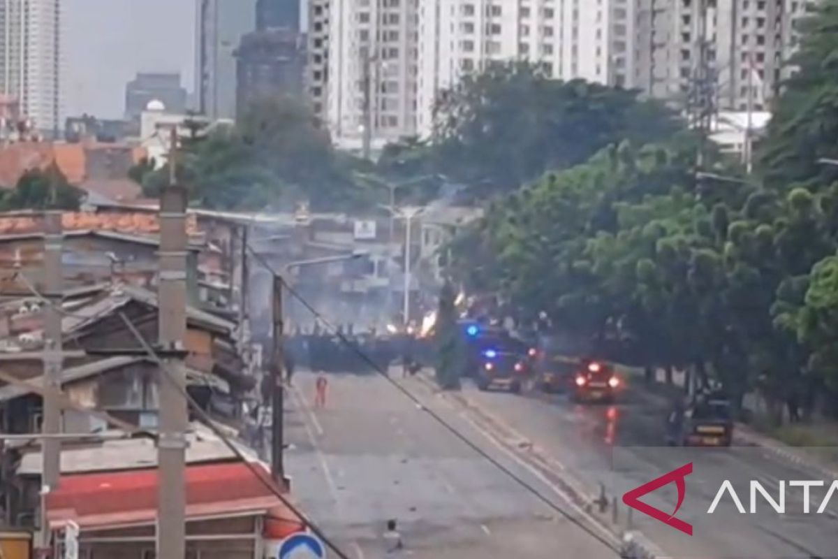 Letusan petasan dan tembakan gas air mata bersahutan di Pejompongan