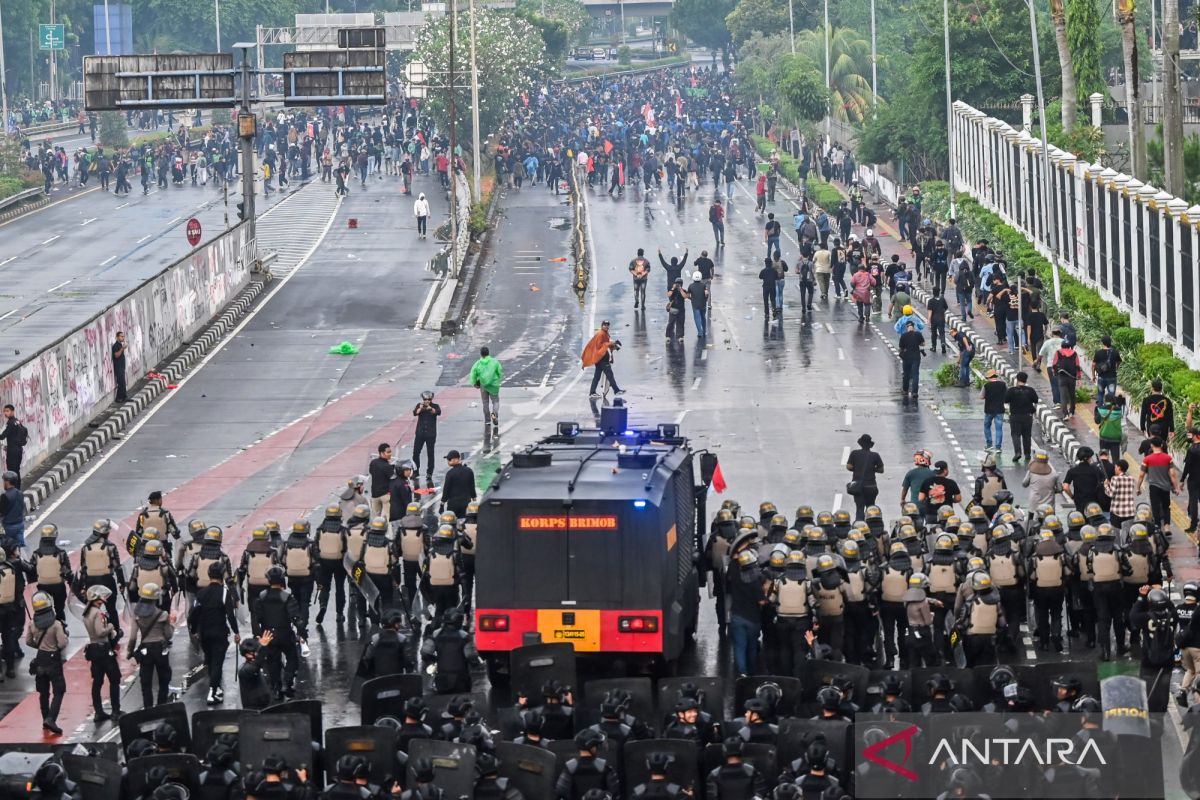 President summons intelligence chiefs following national protests