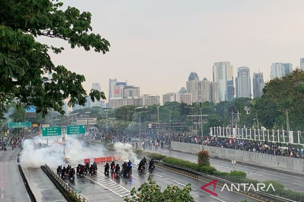 Mahasiswa bentrok dengan aparat pengamanan