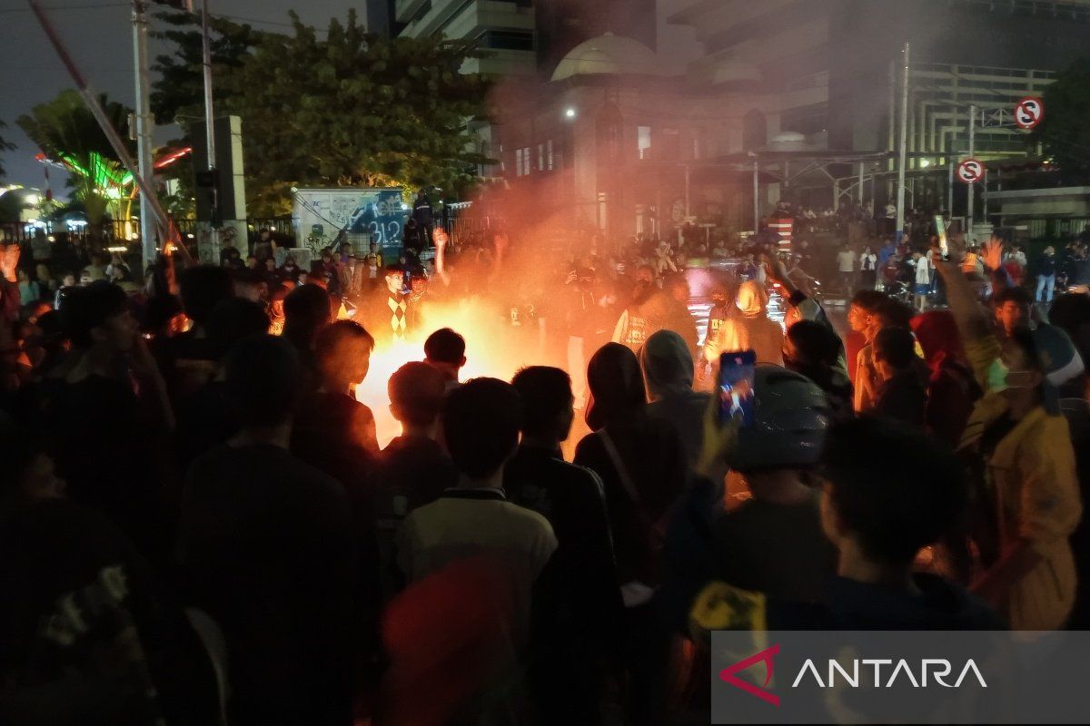 Situasi terkini di Jalan Otista, plang rambu lalu lintas jadi sasaran demonstran
