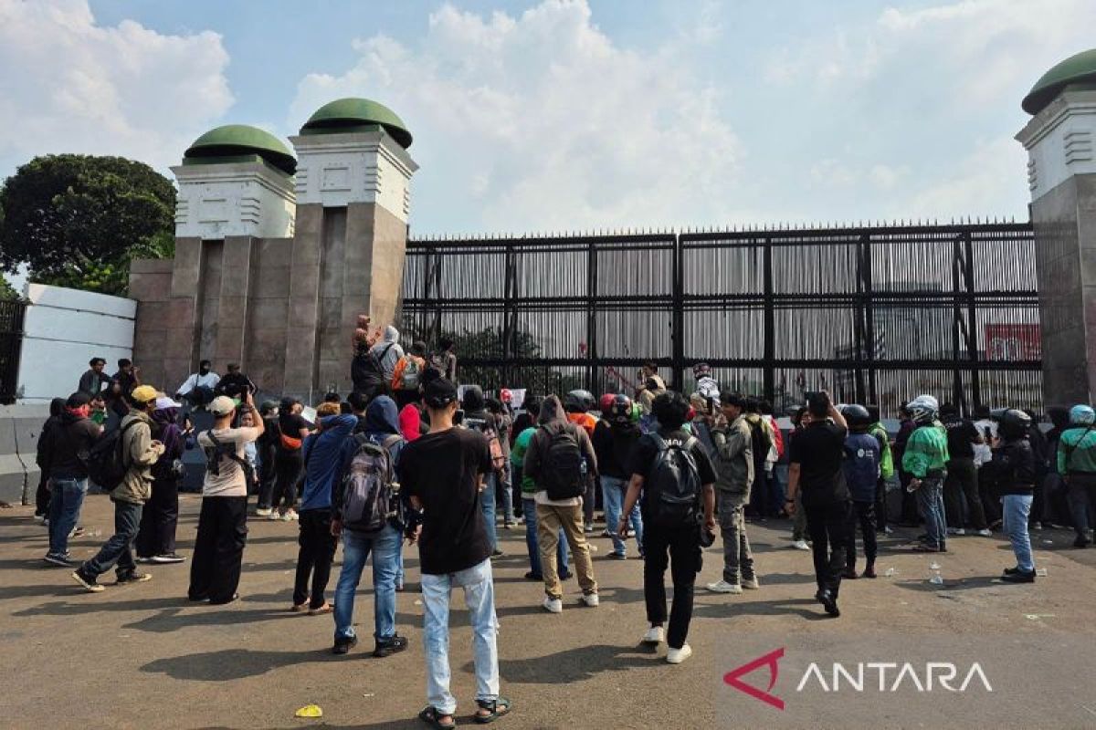 Massa kembali berdatangan ke depan Gedung DPR