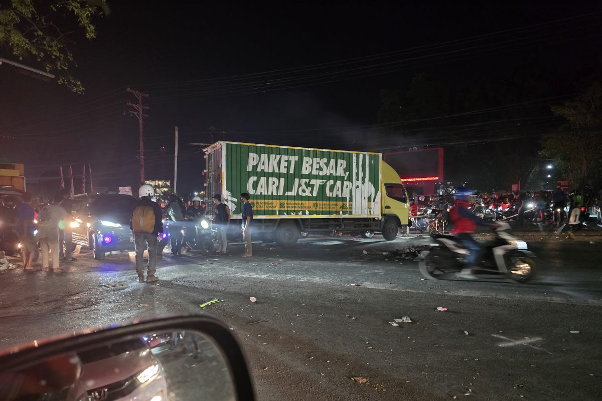 Aksi solidaritas ojol di Makassar, jalur utama macet total