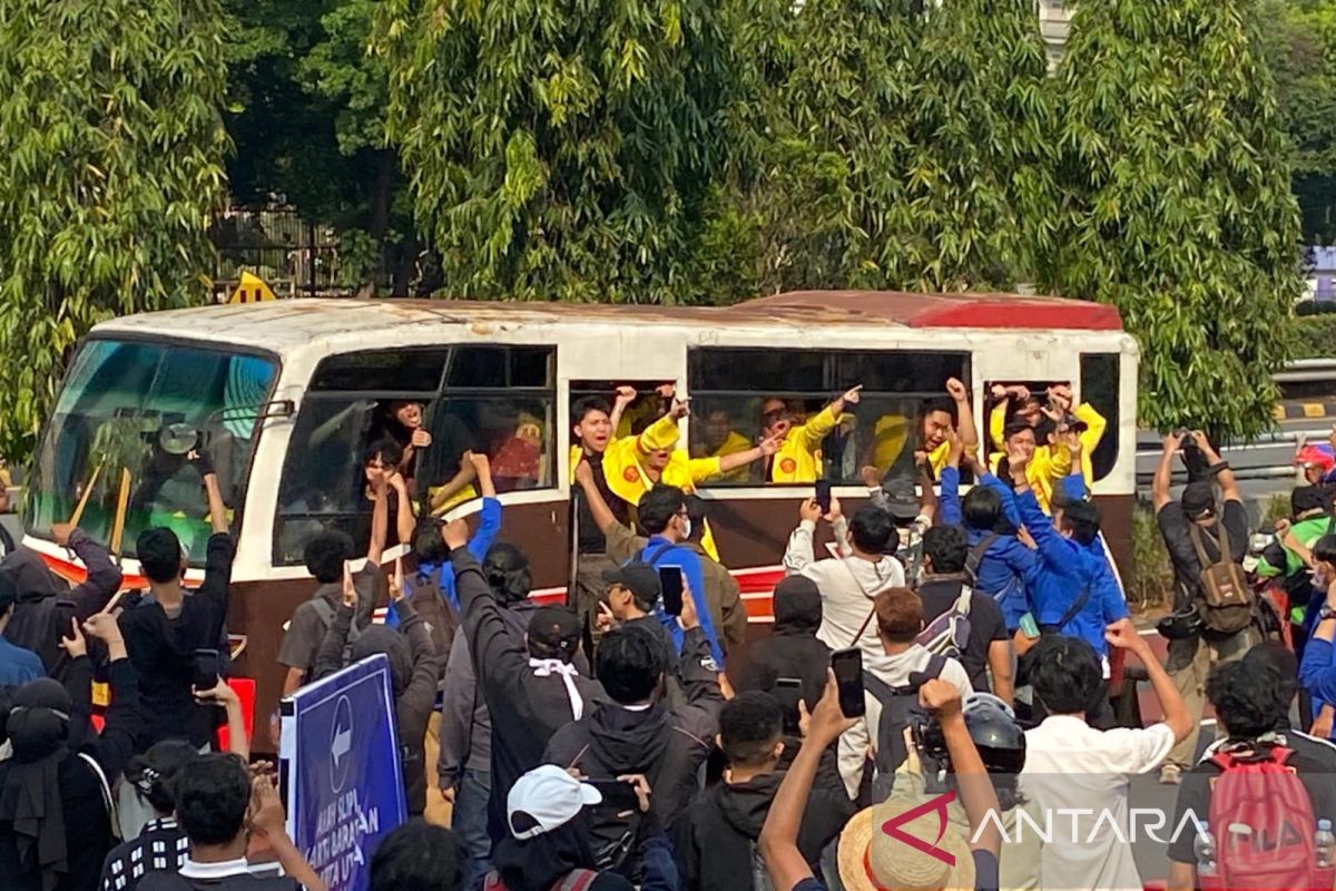 Mahasiswa UI dan Paramadina unjuk rasa di depan Polda Metro Jaya