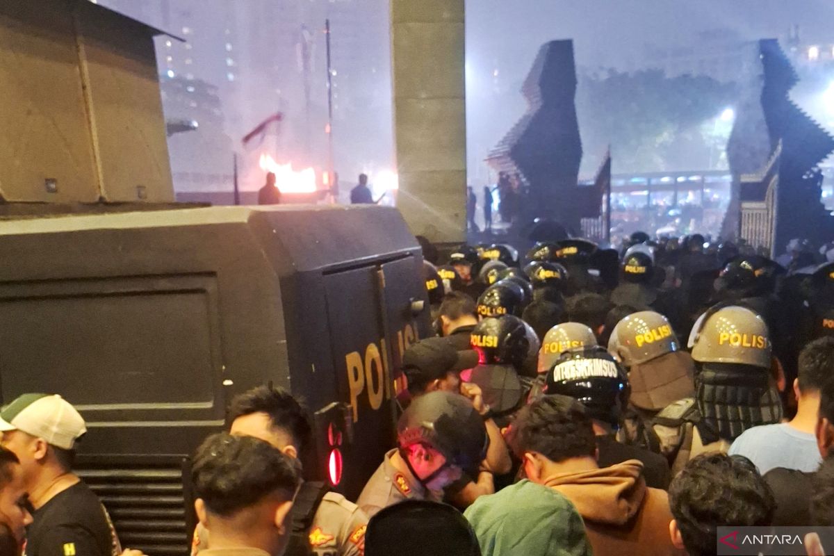 Mahasiswa nyanyikan lagu "Gugur Bunga" saat hujan di Polda Metro Jaya