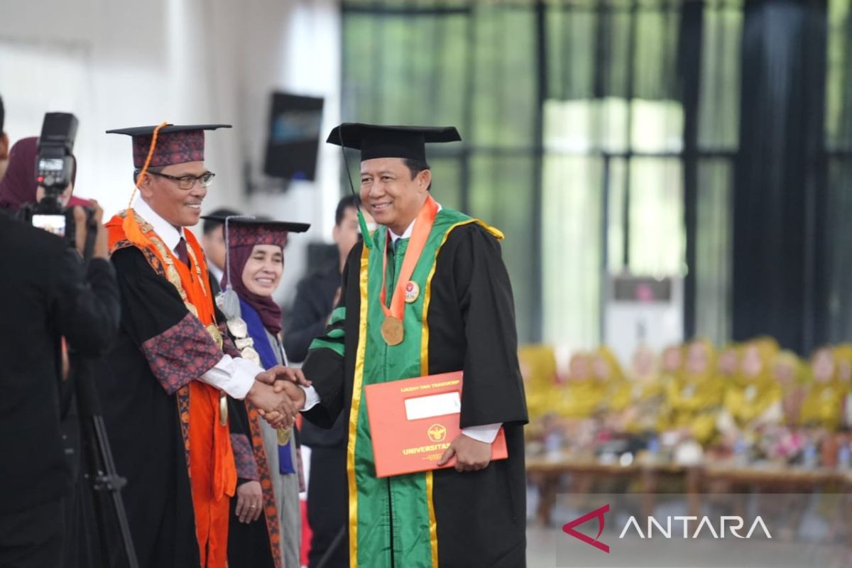 Bupati Muaro Jambi Resmi Sandang Gelar Doktor, Beri Motivasi untuk Generasi Muda