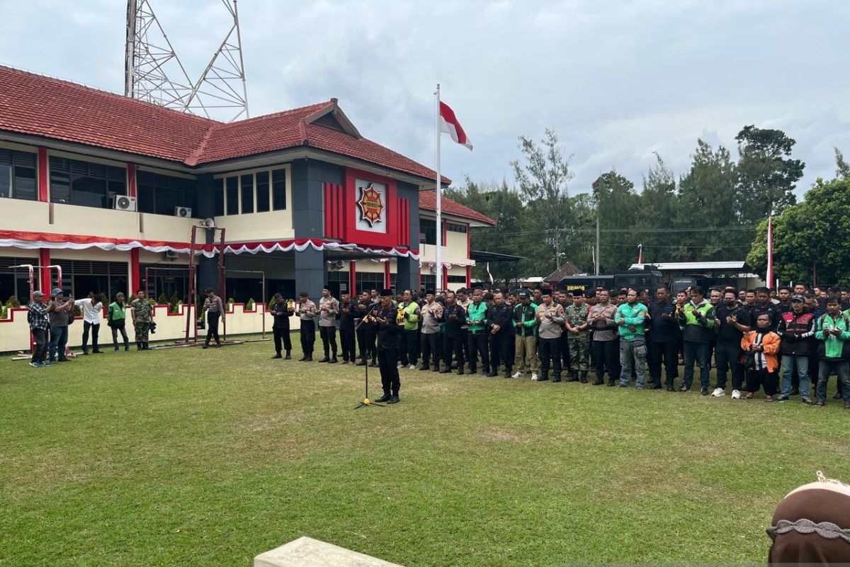Polisi  dan pendemo di Solo shalat gaib untuk Affan