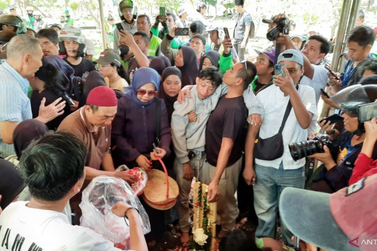 Hilangnya sosok tulang punggung keluarga di kaki Barracuda 