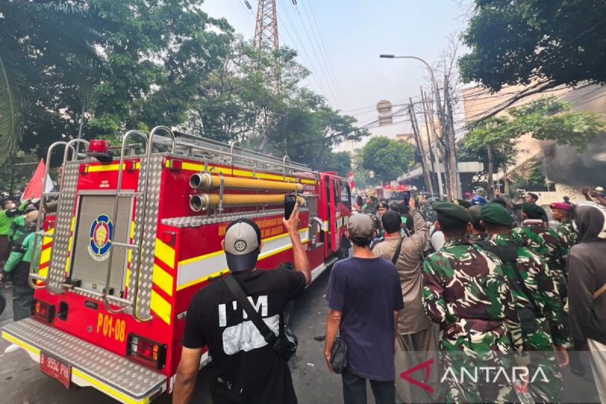 Damkar padamkan kebakaran gedung depan Mako Brimob Kwitang