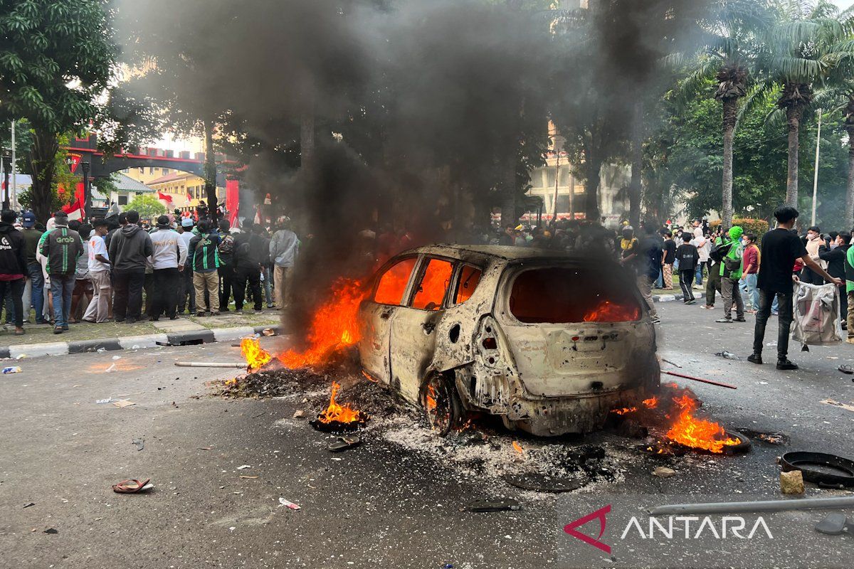 Mobil di depan Mako Brimob kembali dibakar massa