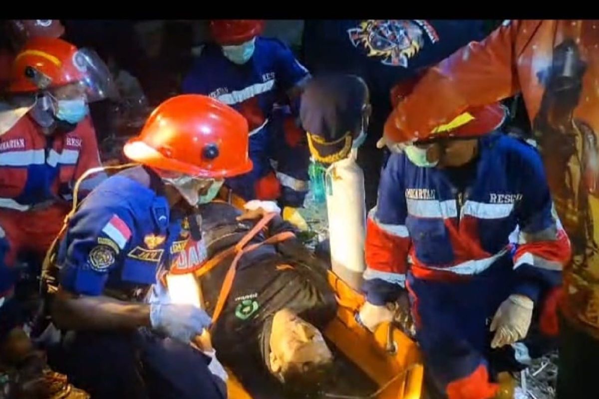 Damkartan Kota Jambi temukan pria tak sadar dibawah tebing drainase