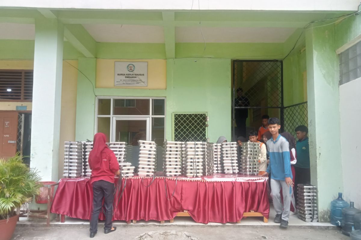 1.200 pelajar SMK 1 Kota Jambi terima program Makanan Bergizi Gratis
