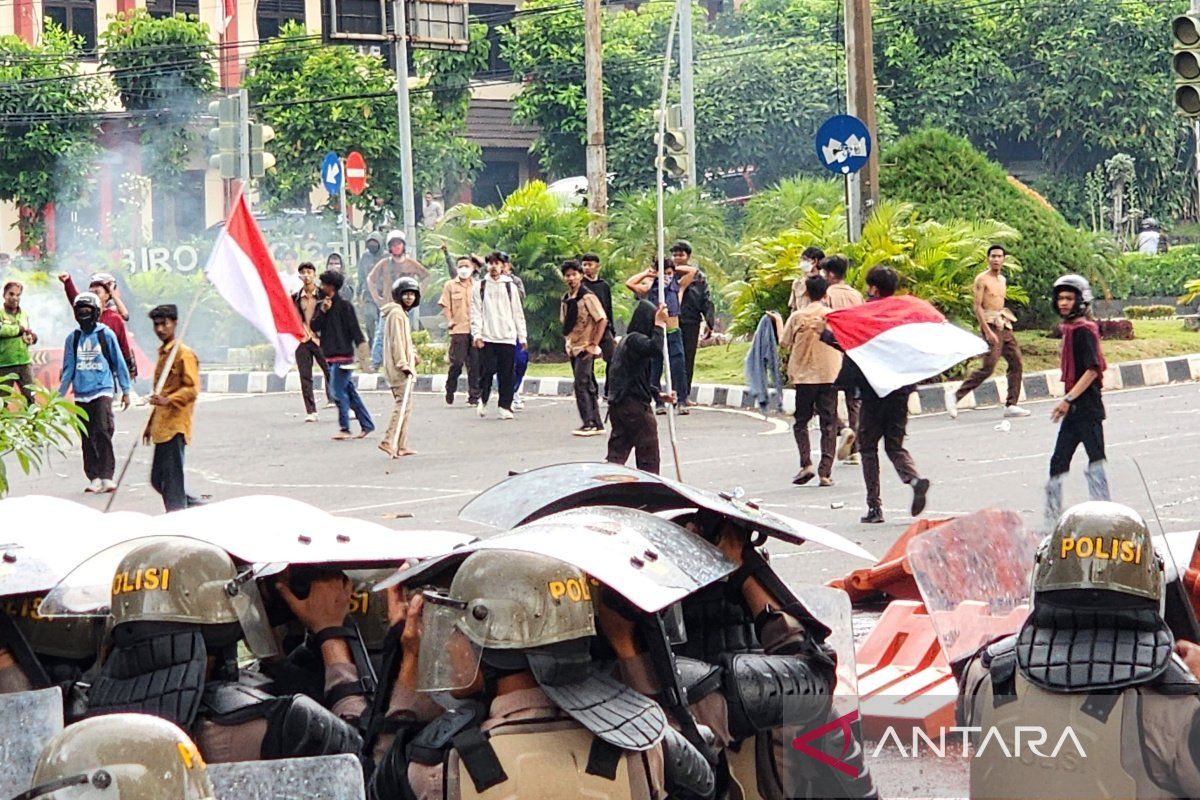 Polisi bubarkan paksa aksi demo  di depan Mapolda Jateng