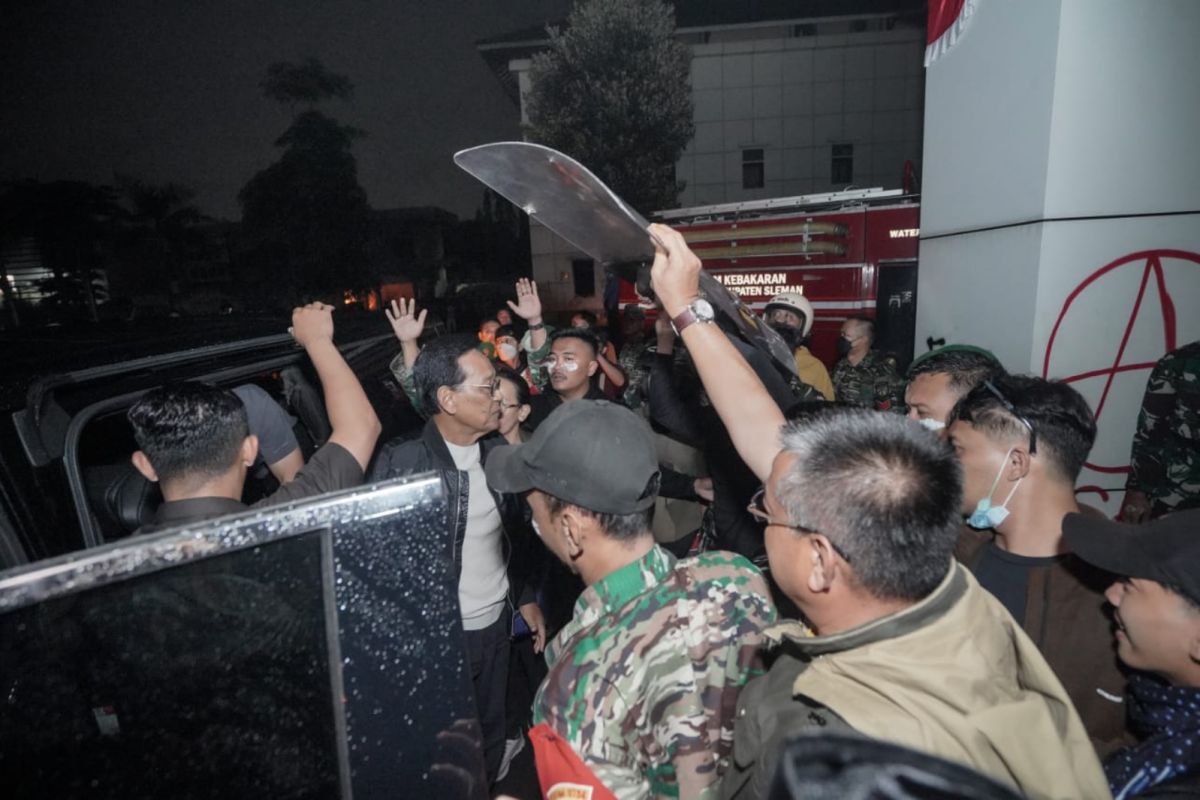 Sultan HB X datangi Mapolda DIY saat aksi massa masih memanas