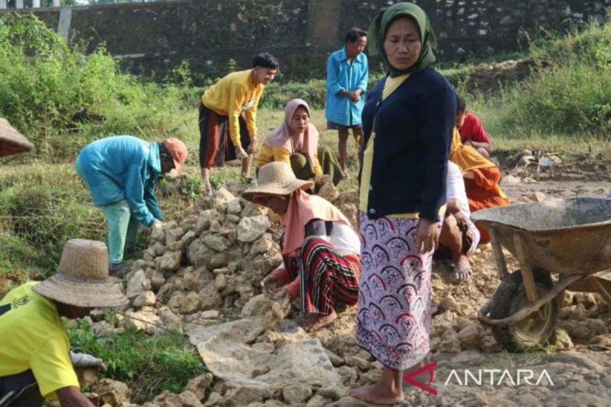 Dua desa di Sampang terima program PISEW Kementerian PUPR