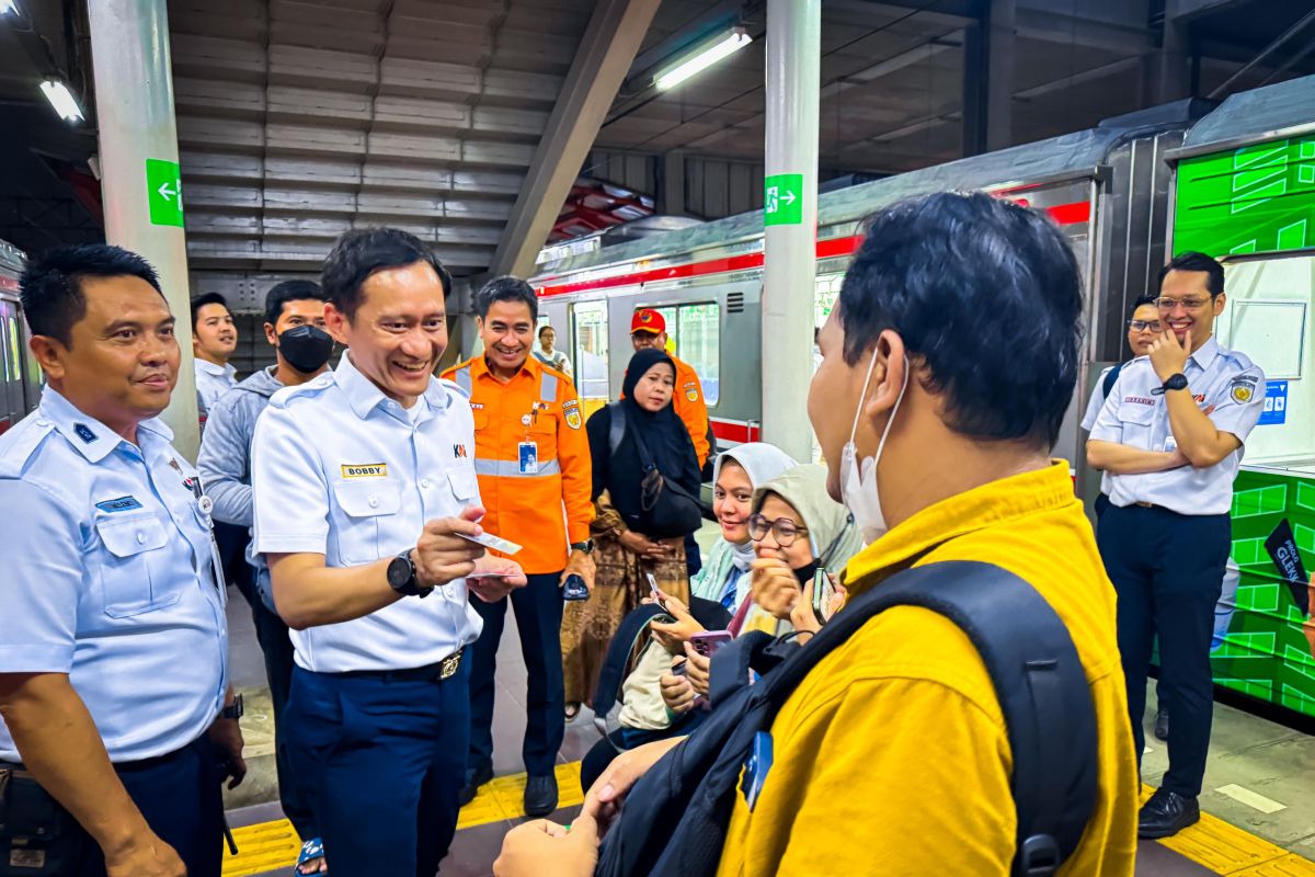 Direktur Utama KAI Tinjau Stasiun Bekasi, Pastikan Pelayanan dan Integrasi Layanan Terjaga Optimal