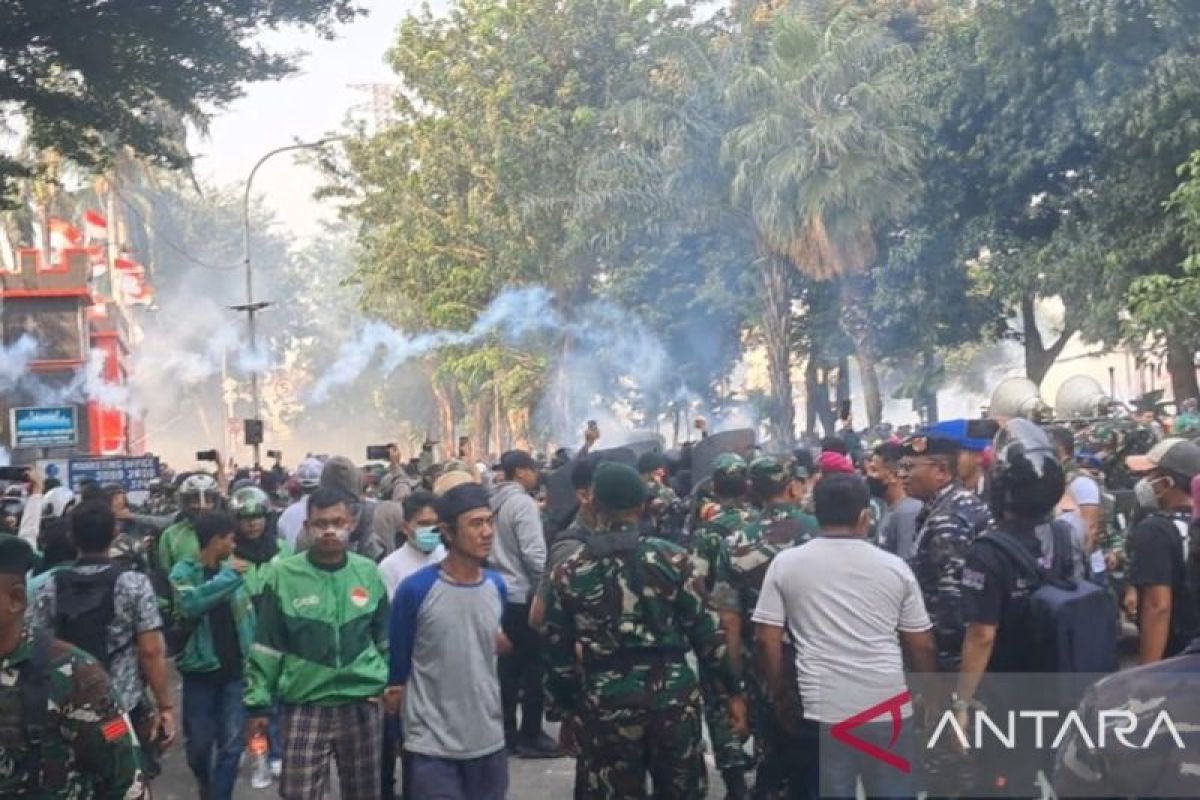 Aparat bubarkan demonstran di depan Mako Brimob dengan gas air mata