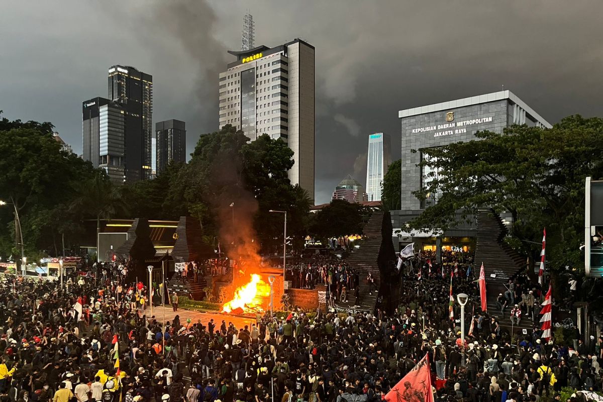 Massa di Polda Metro Jaya bakar ban dan coba rusak CCTV