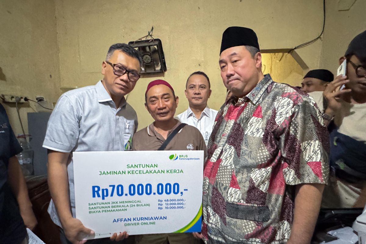BPJS Ketenagakerjaan serahkan santunan untuk keluarga Affan Kurniawan