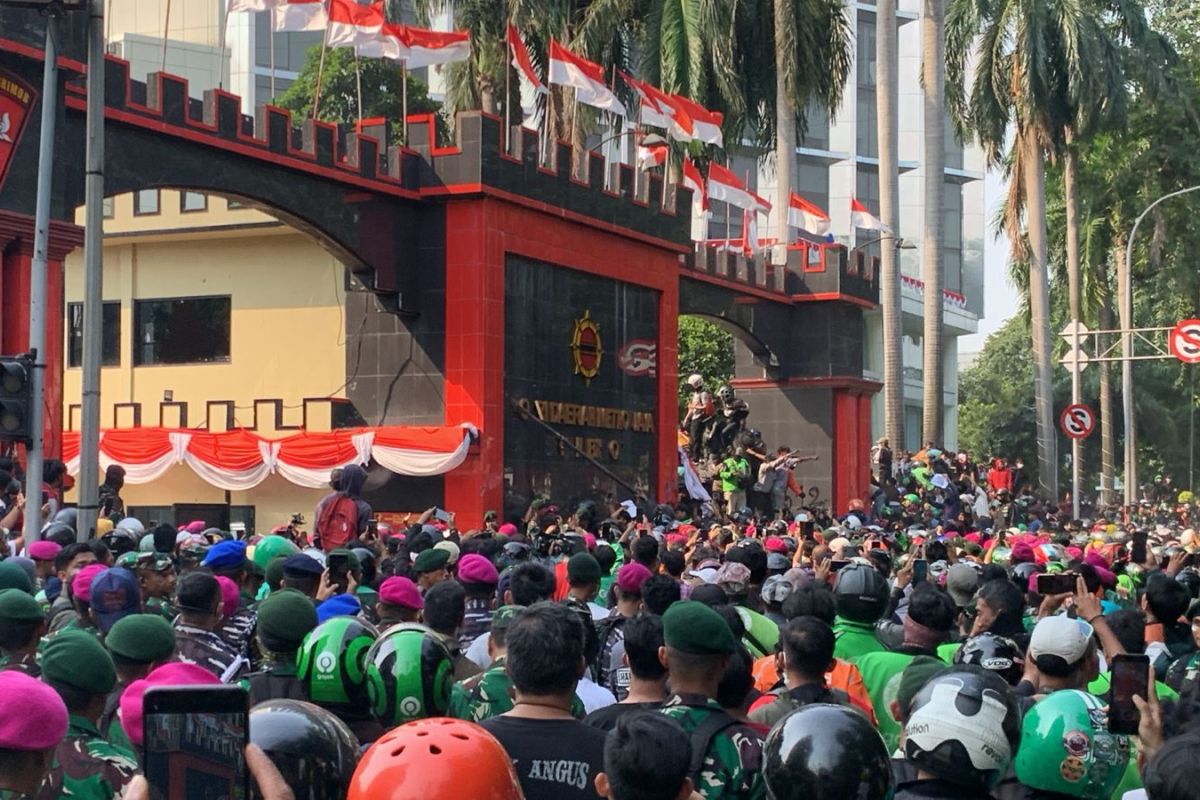 Aksi massa di Mako Brimob Kwitang diwarnai petasan dan pelemparan batu