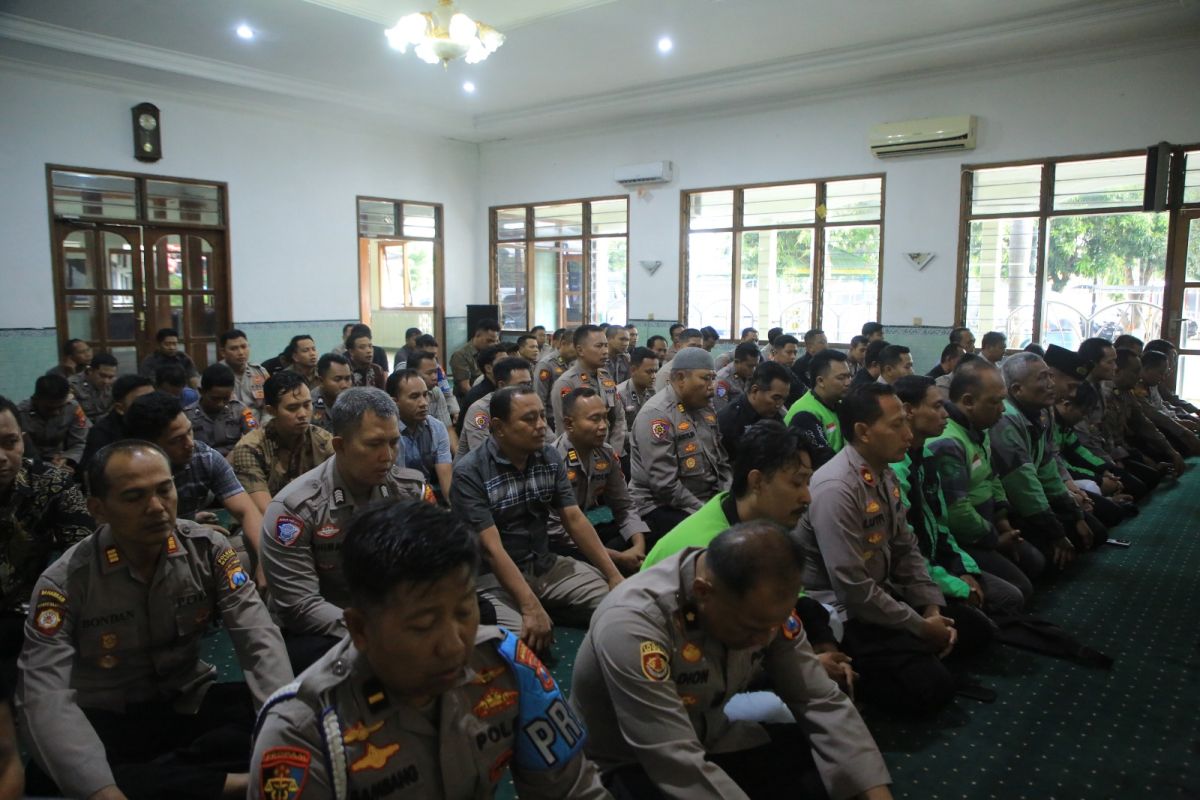 Polres Madiun-komunitas ojol gelar Shalat Gaib untuk Affan Kurniawan