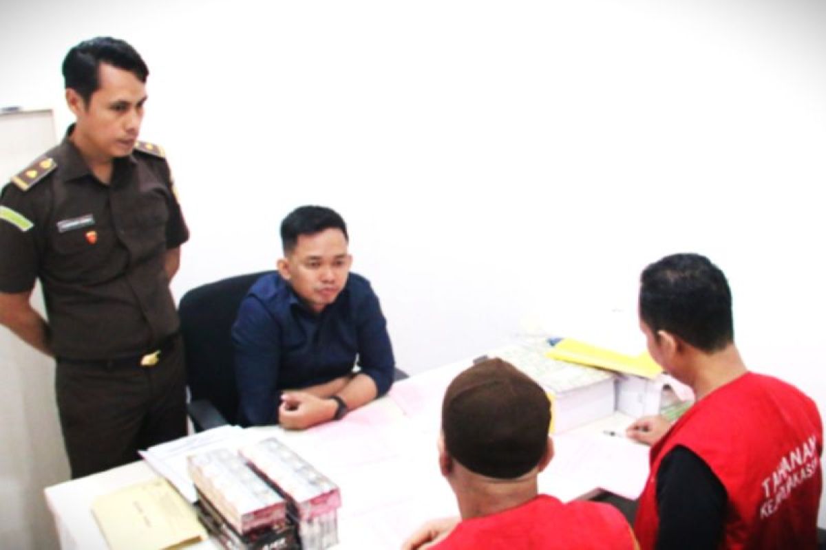 Bea Cukai Makassar limpahkan tersangka pengedar rokok ilegal