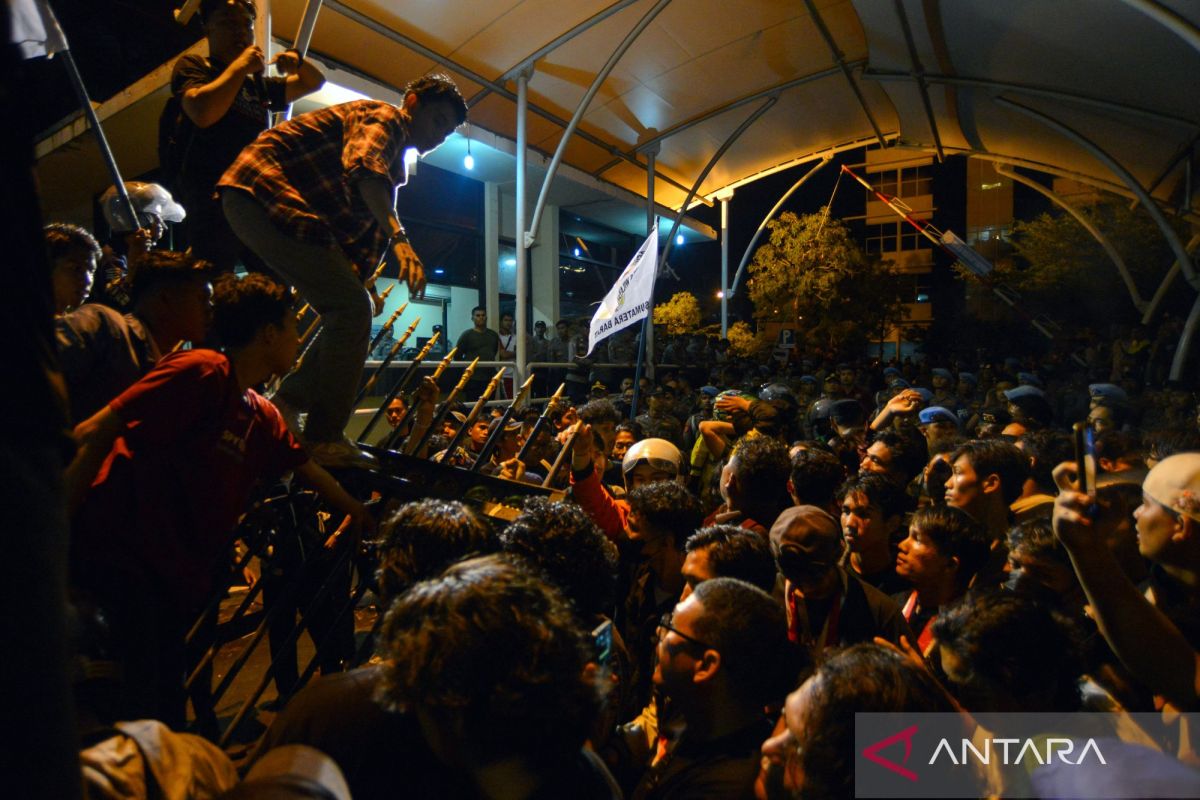 Kapolda Sumbar temui langsung pengunjuk rasa hingga berakhir kondusif