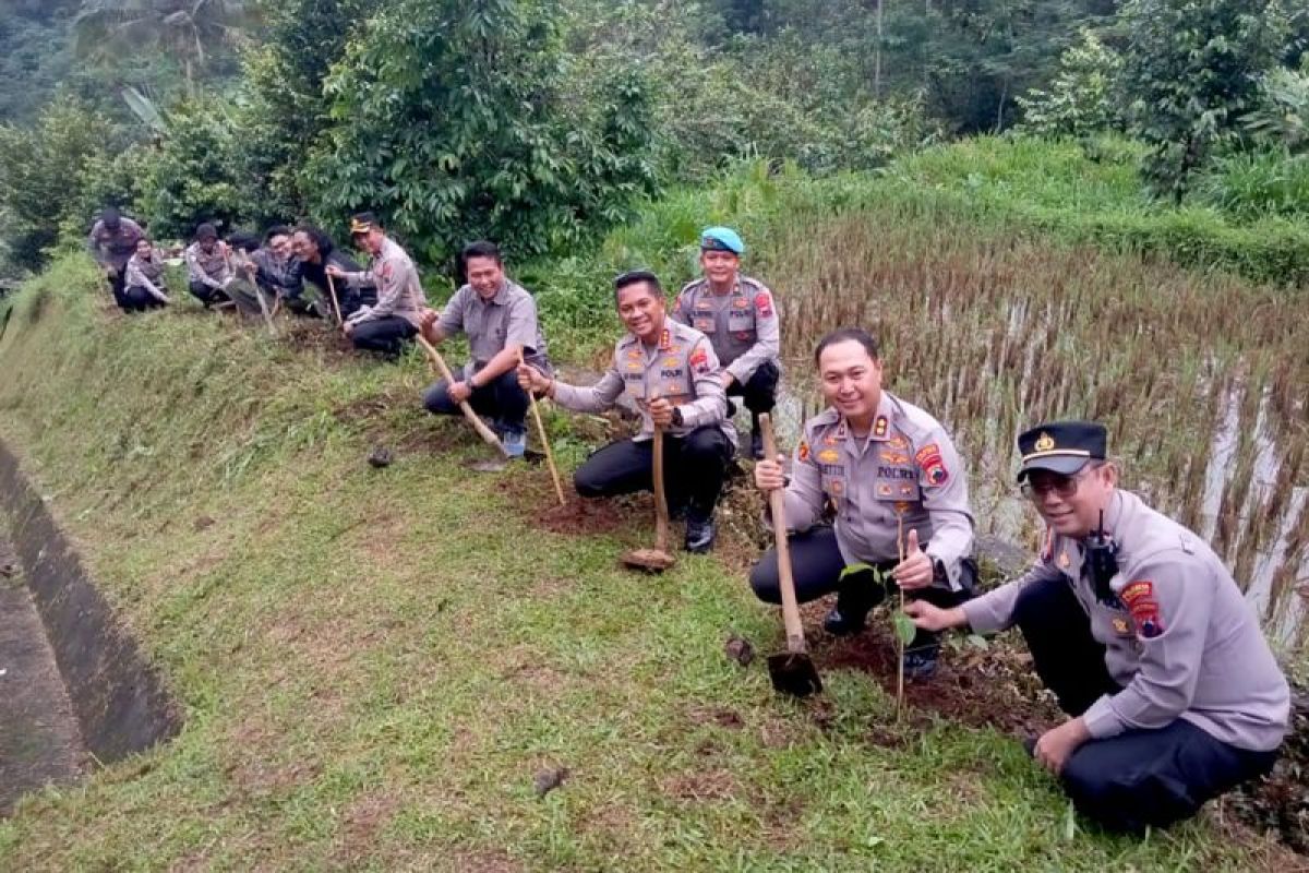 Polresta-PWI  Banyumas tanam 80 bibit pohon di lereng Gunung Slamet
