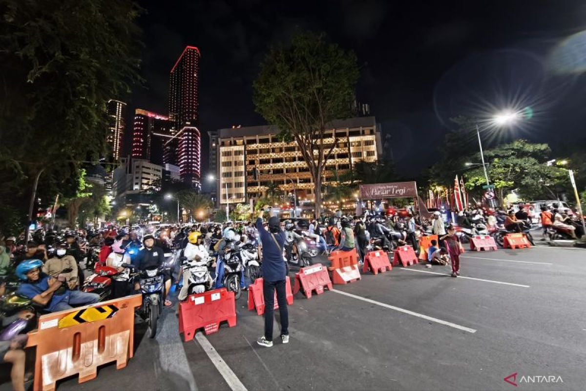 Pengguna jalan pilih putar balik setelah Jalan Gubernur Suryo ditutup