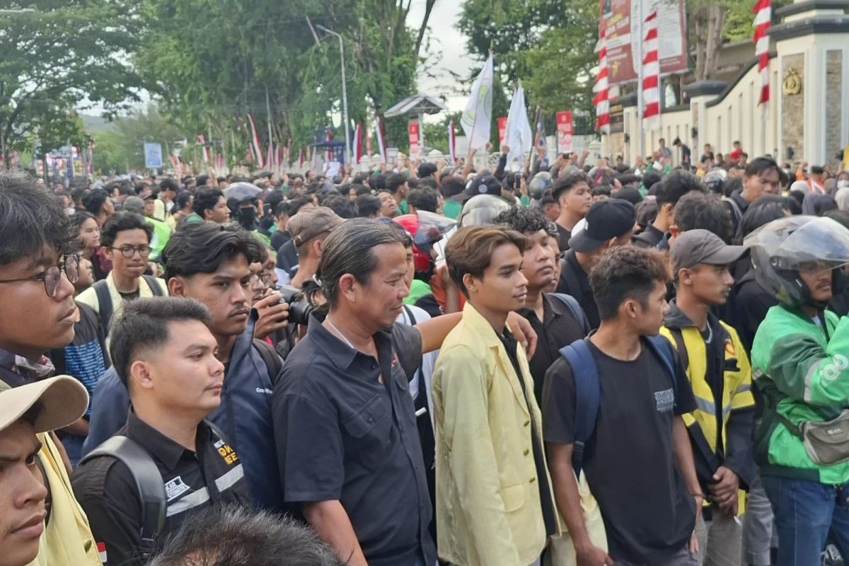 Merekam kehangatan polisi dengan massa di balik aksi demonstrasi