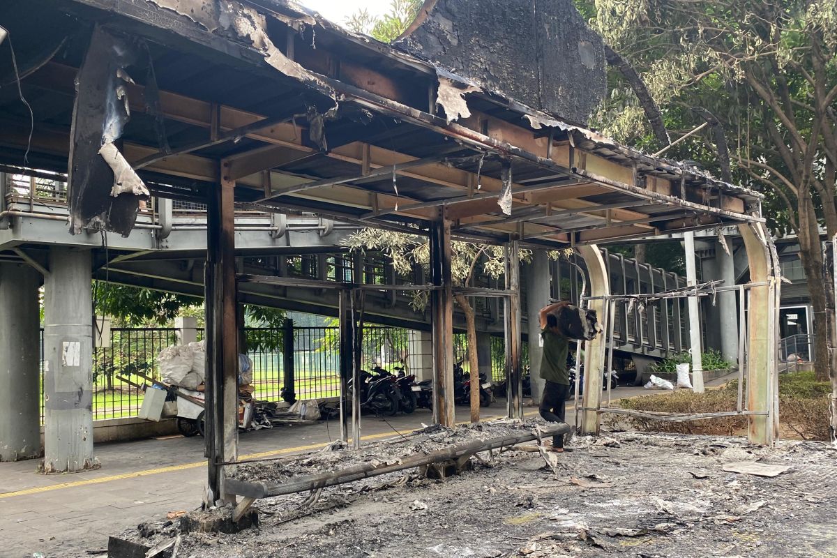 Jakarta protests leave 16 Transjakarta bus stops damaged, vandalized