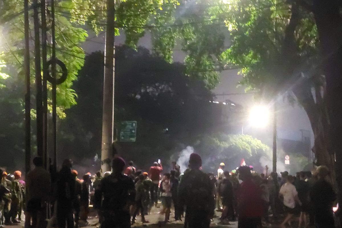 Bentrokan massa aksi kembali pecah di depan Mako Brimob Kwitang