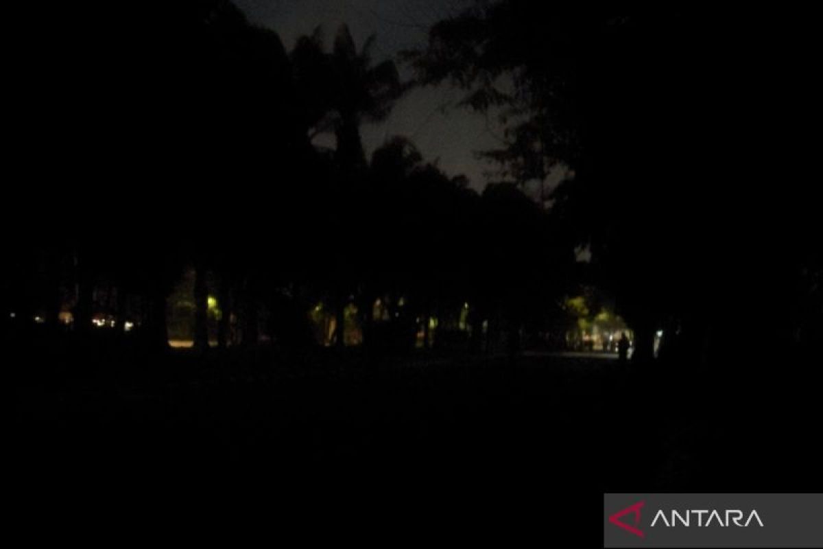 Jalanan Mako Brimob Kwitang gelap, bentrokan lanjut hingga Sabtu malam