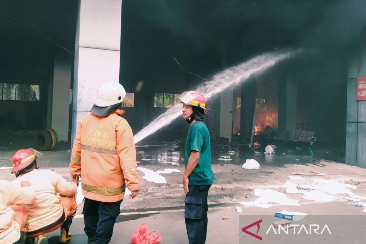 Sejumlah mobil Damkar dihadang saat padamkan api Gedung DPRD NTB