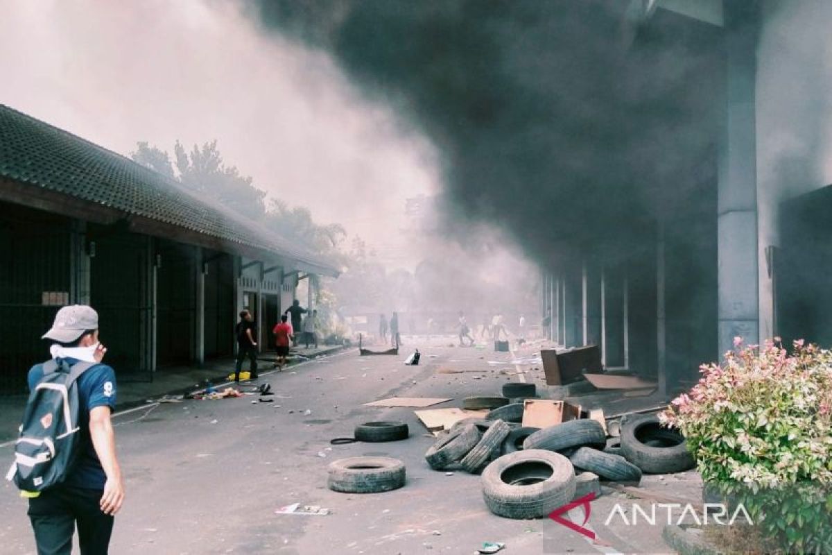 Sekretariat DPRD NTB sayangkan pembakaran dan penjarahan gedung dewan