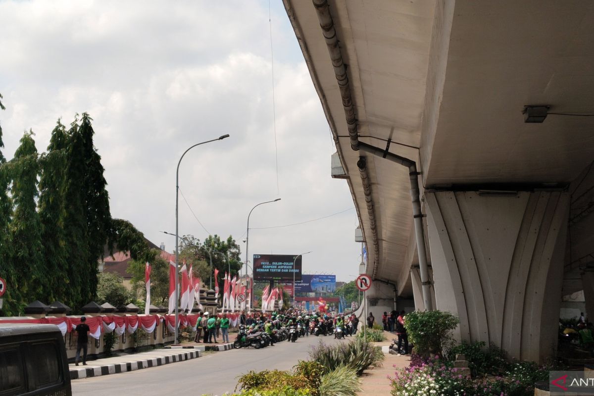 Setidaknya 3.000 ojol Palembang aksi damai di Mapolda Sumsel