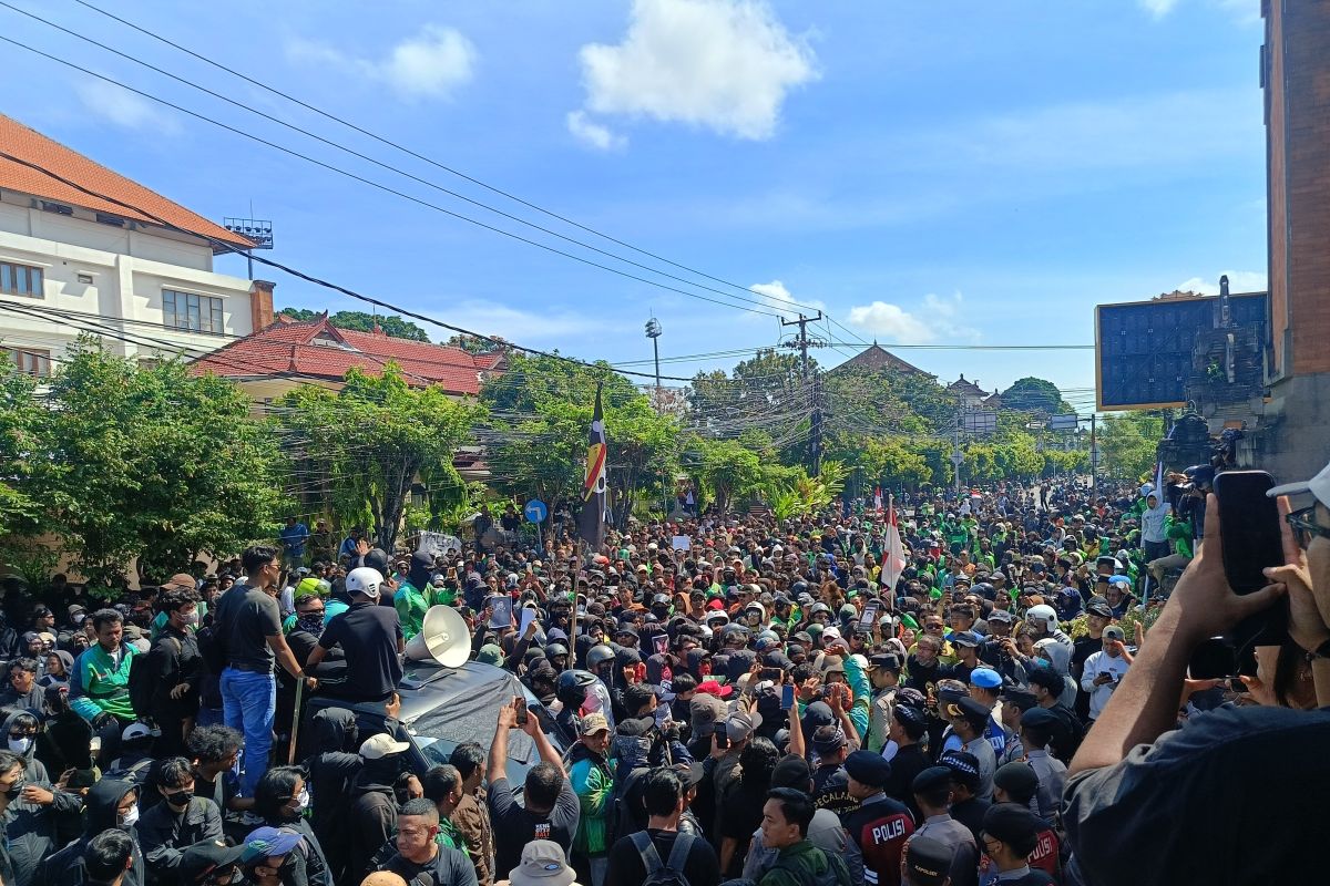 Delapan polisi dan 2 warga sipil terluka saat demonstrasi di Denpasar
