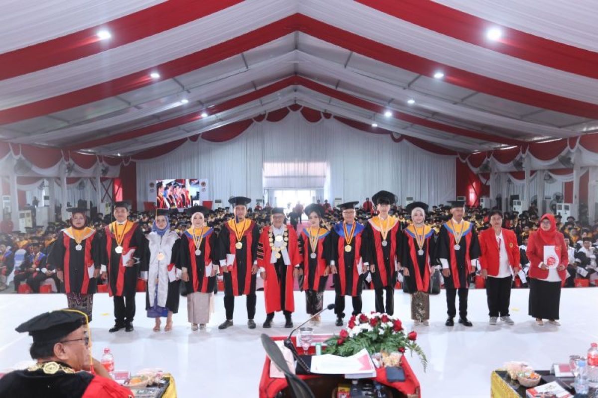 Untag Surabaya wisuda 1.694 mahasiswa, dorong lulusan jadi patriot