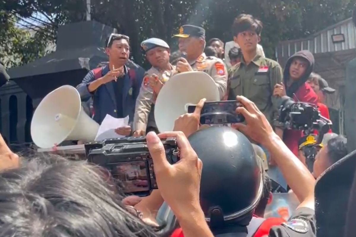 Kapolda tampung aspirasi mahasiswa aksi di Mapolda Jatim