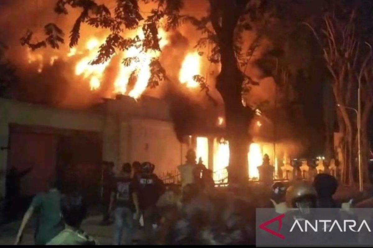 Sisi barat Gedung Negara Grahadi Surabaya dibakar massa