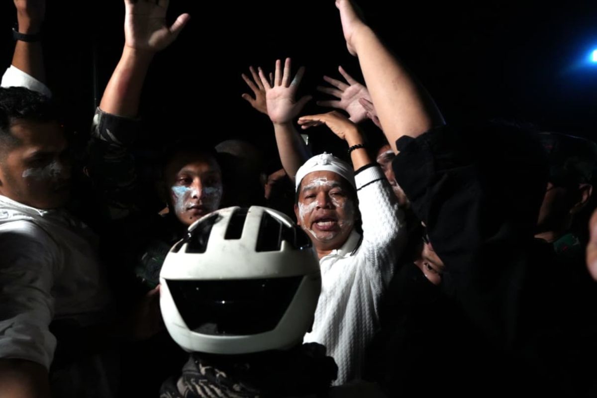KDM janji beri pengganti 10 motor-rumah makan korban unras Bandung