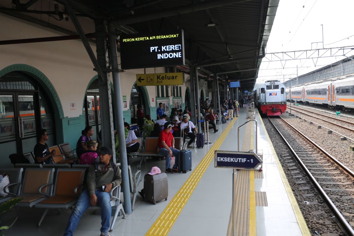 Sebanyak 12 kereta api dari Stasiun Senen berhenti di Jatinegara