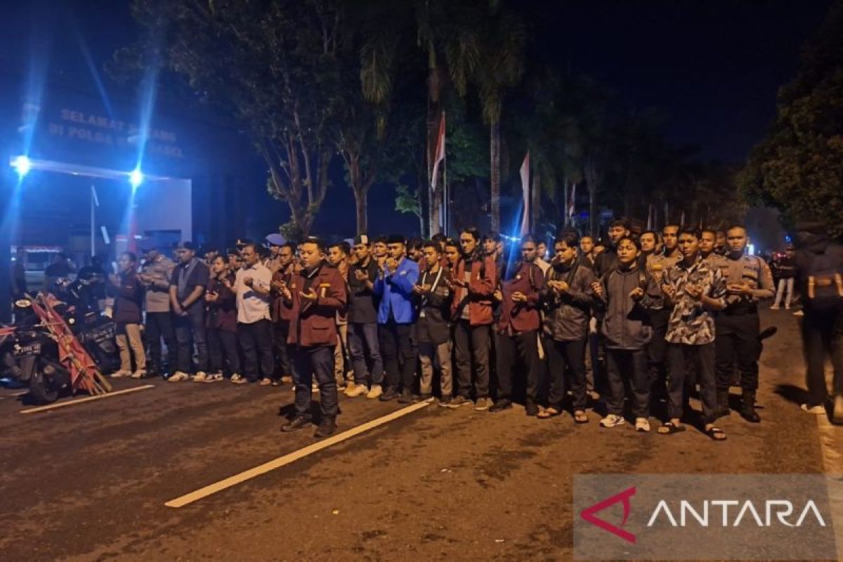 Mahasiswa dan polisi di Bangka Belitung gelar shalat ghaib untuk almarhum Affan Kurniawan